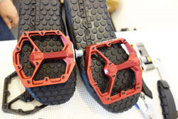 flat pedals on shoe soles