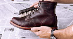 bewerben Feuchtigkeitscreme auf Stiefel