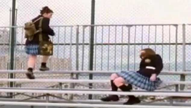 Anne-Hathaway-falls-in-The-Princess-Diaries-2001 Anne Hathaway falls in The Princess Diaries 2001